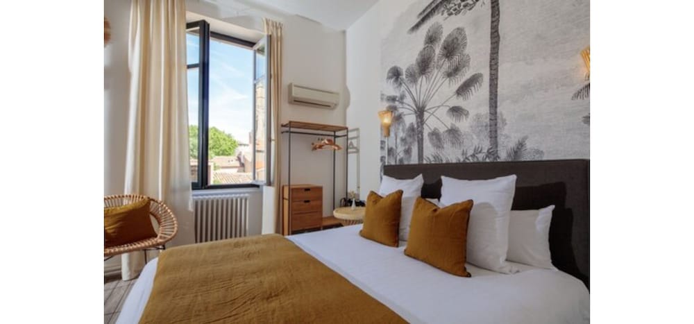 Superior, Queen Bed, Cathedral View