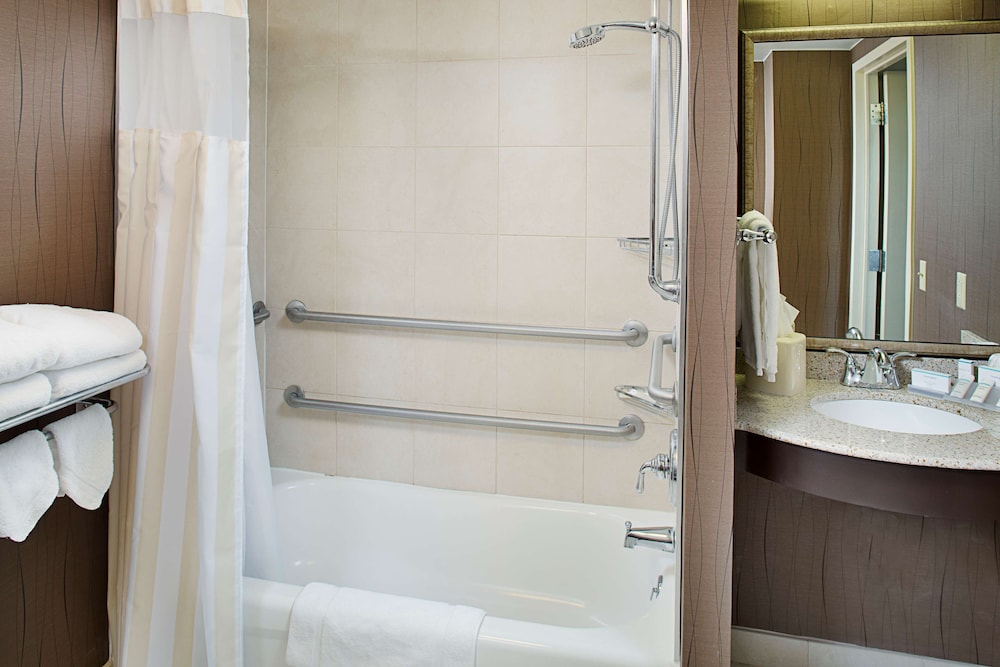 Hilton Garden Inn Hartford North/Bradley Intl Airport 13/50