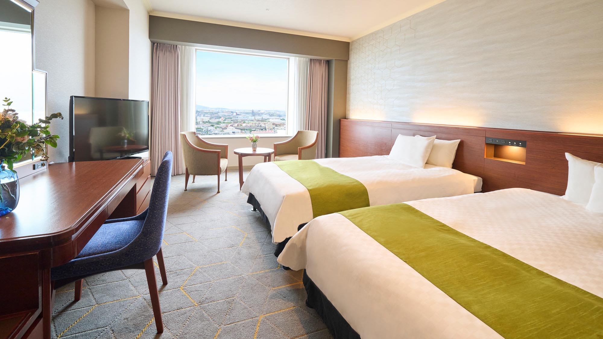 Economy, Twin Beds, Night View