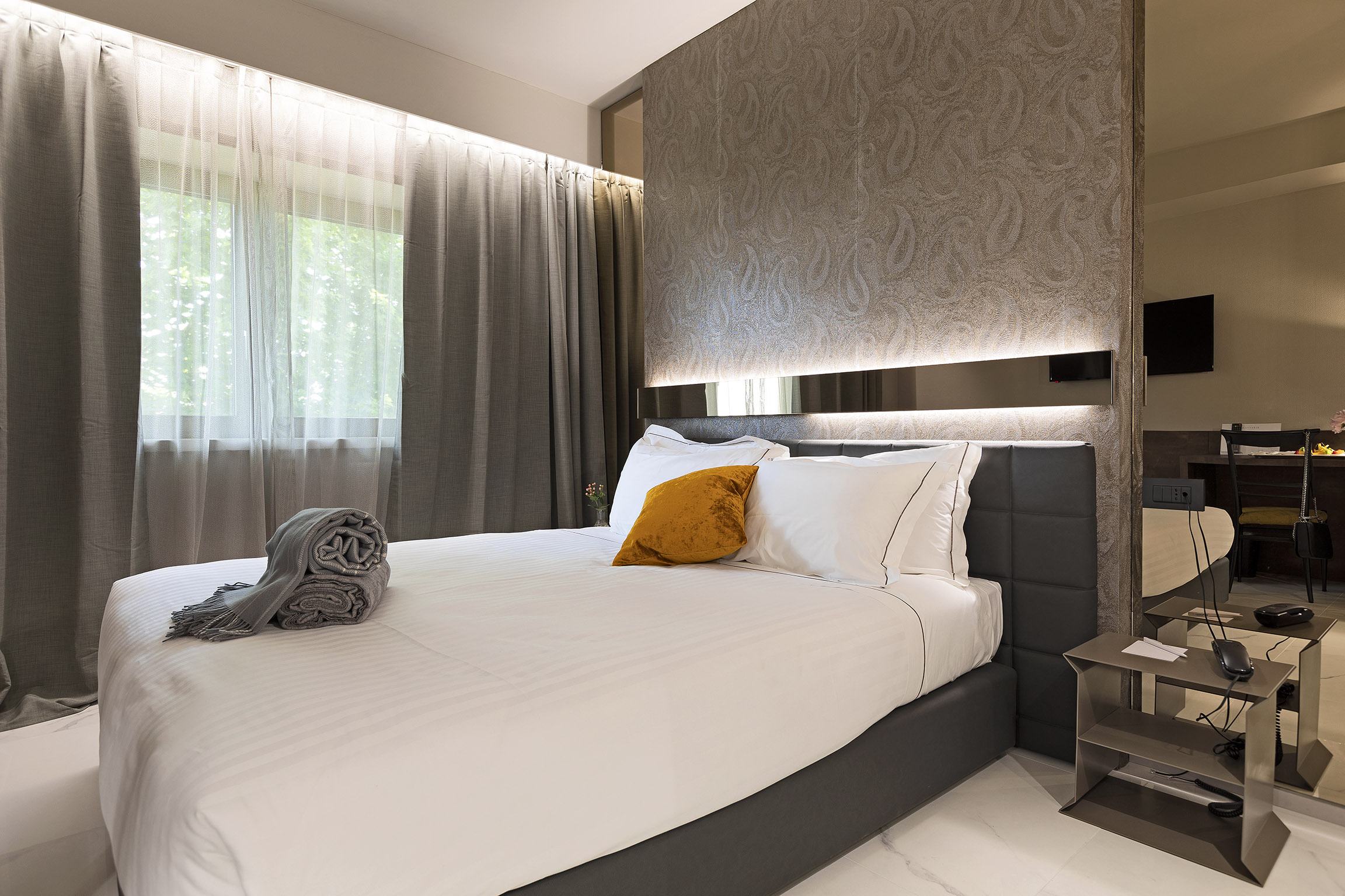 DELUXE, DOUBLE BED