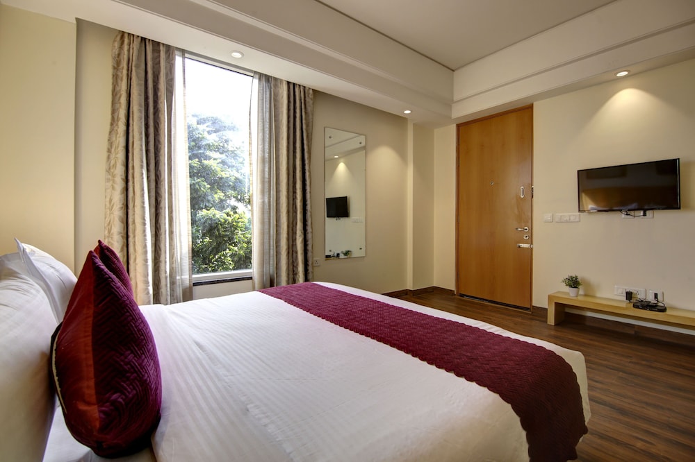SUPERIOR, SUITE, KING BED, CITY VIEW