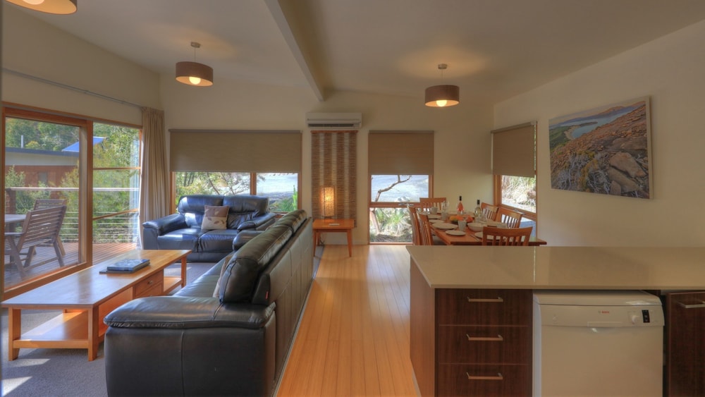 Stewarts Bay Lodge 34/65