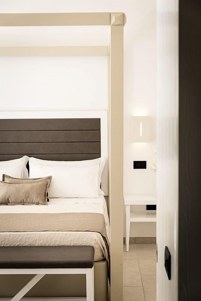 DELUXE, DOUBLE BED
