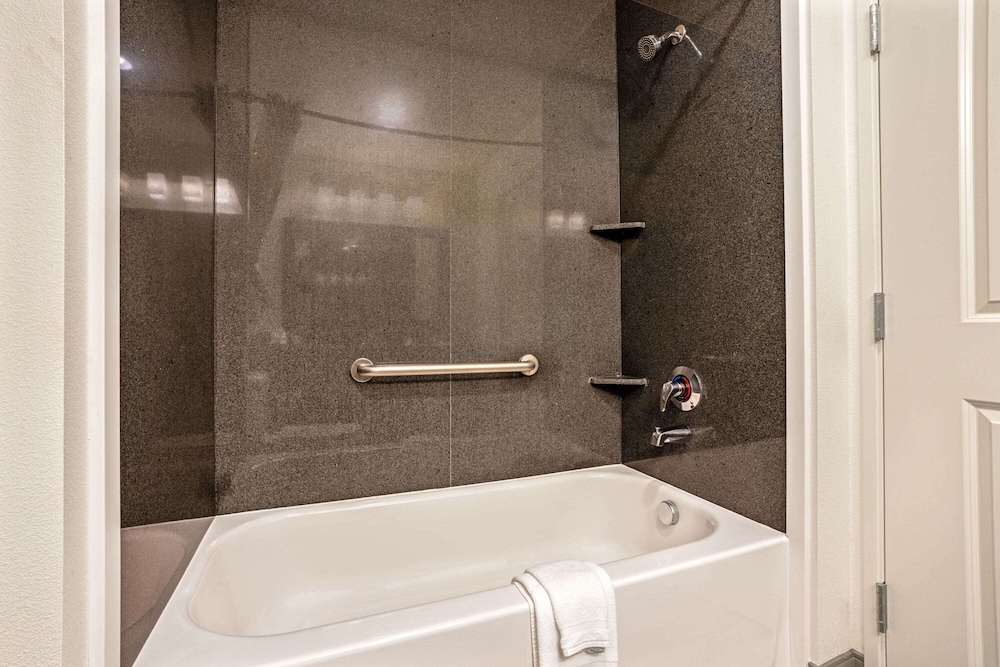 La Quinta Inn & Suites by Wyndham Tumwater - Olympia 12/64