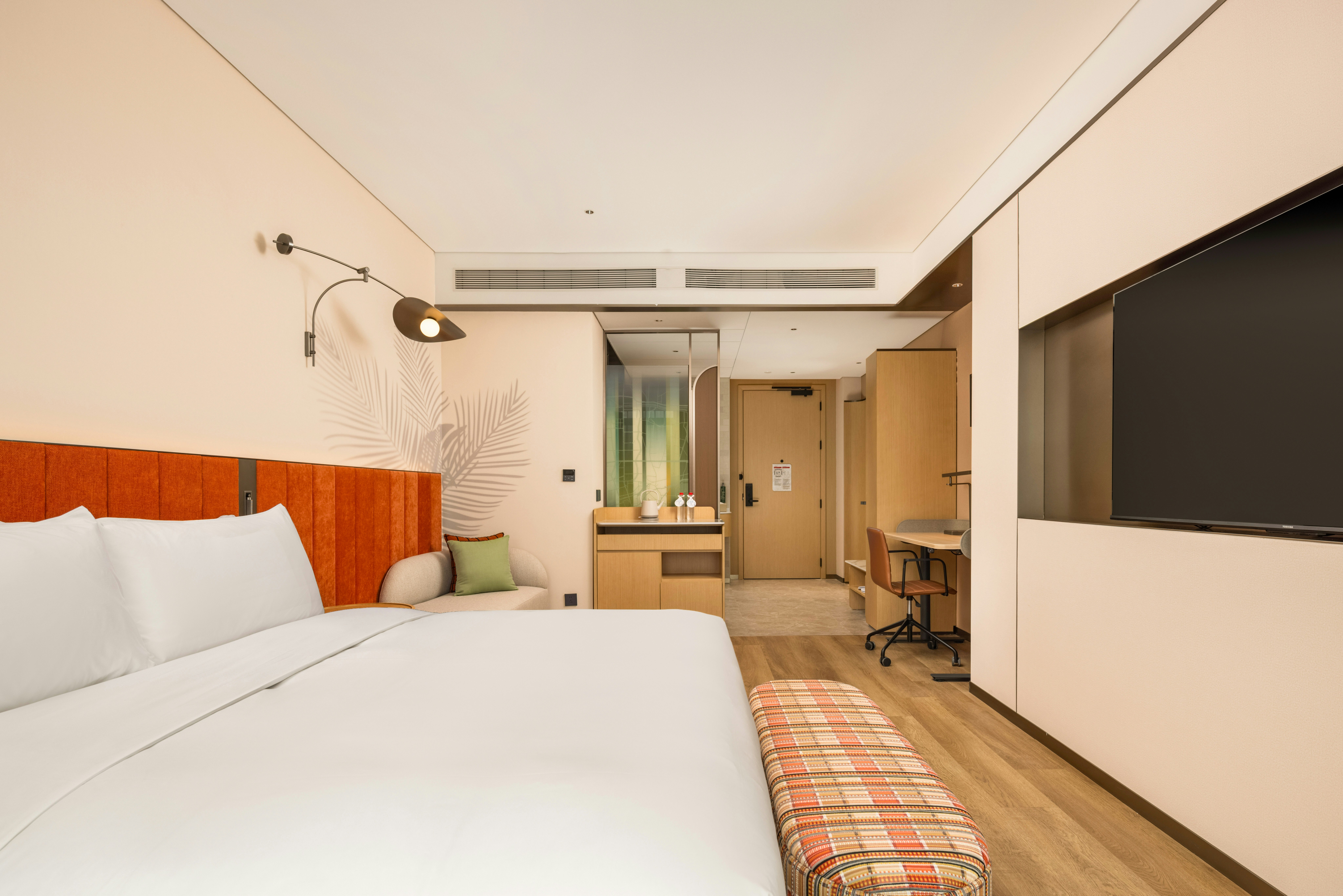 GUEST ROOM, KING BED