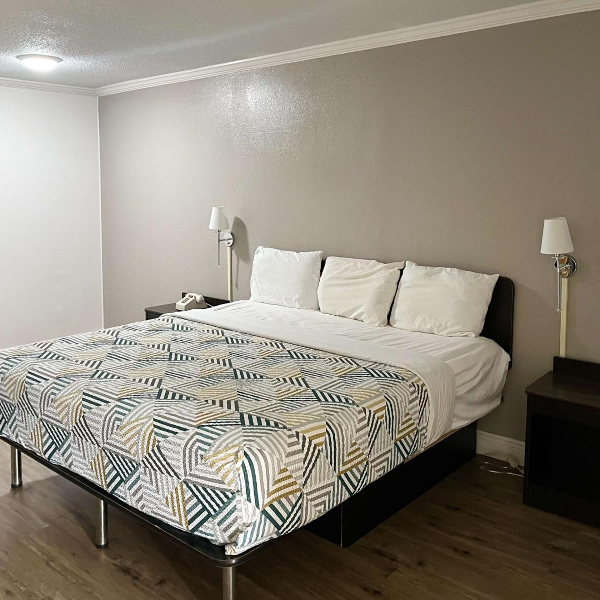 1 King Bed - Mobility Acc Tub Smk Micfridge