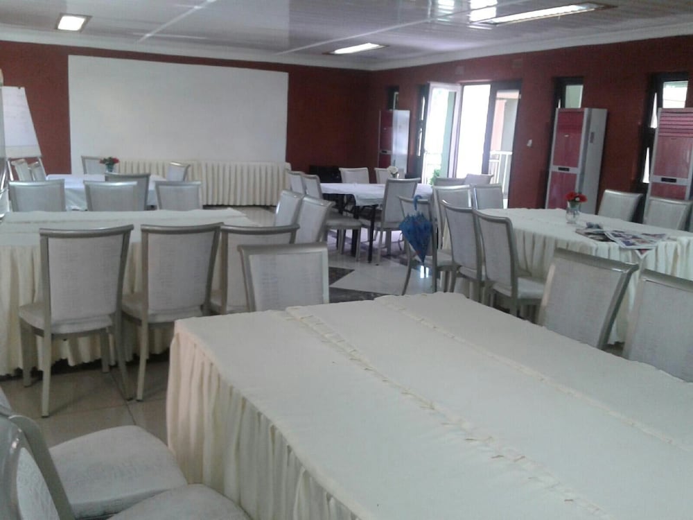 Gumare Executive Lodge 26/47