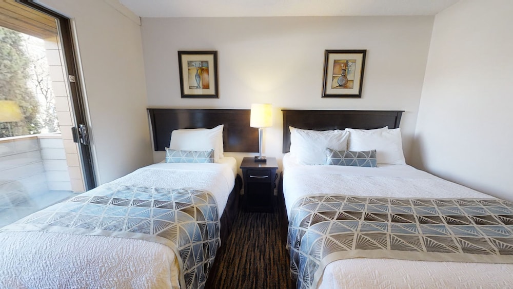 Recreation Inn & Suites 21/63