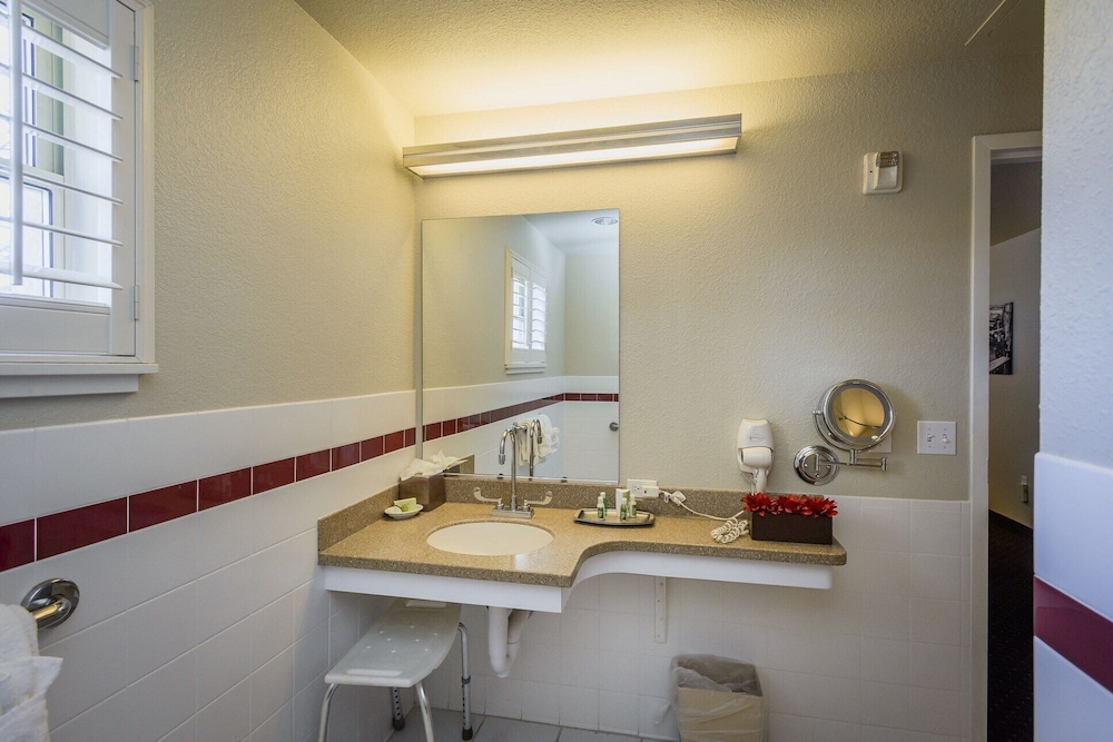 Lions Gate Hotel 28/44