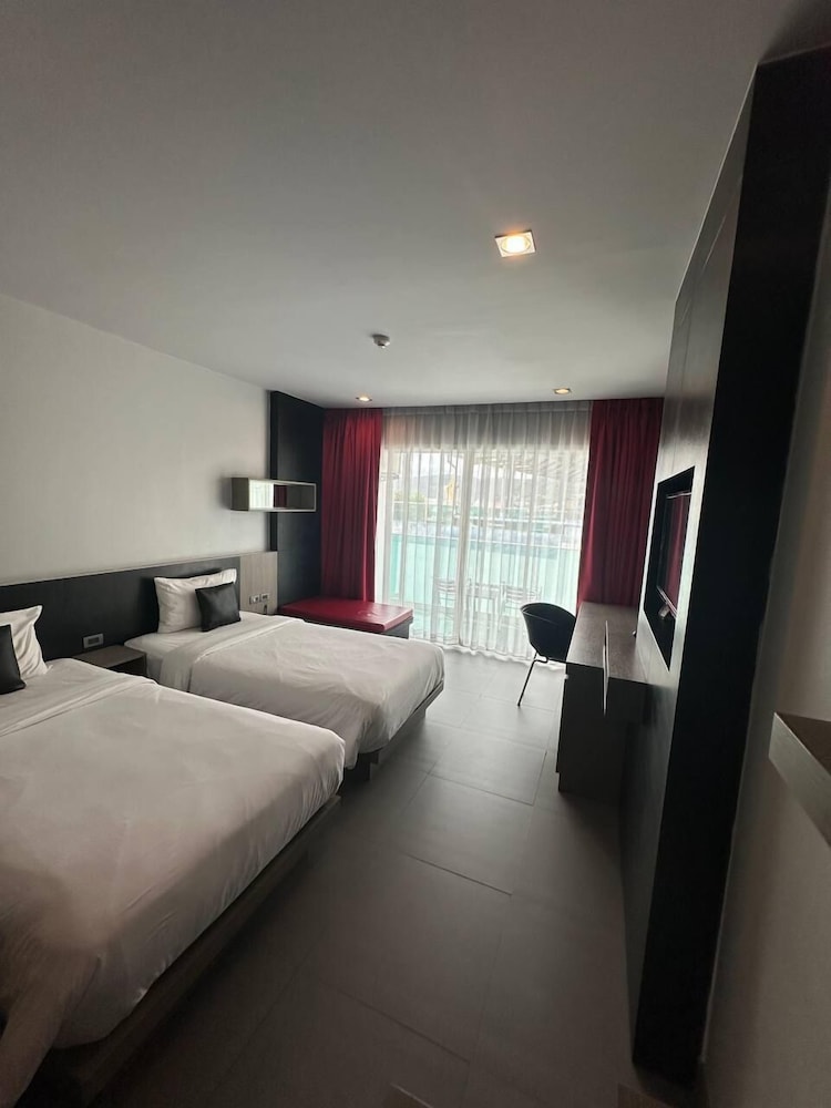 Neon Patong Hotel 22/65