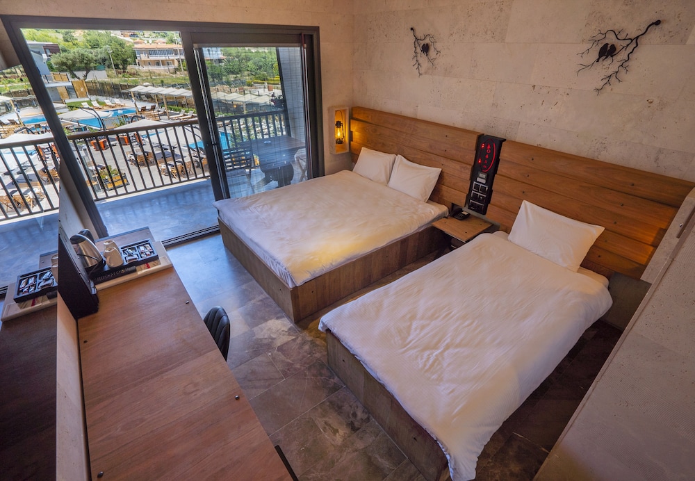 Deluxe, Triple, Courtyard View