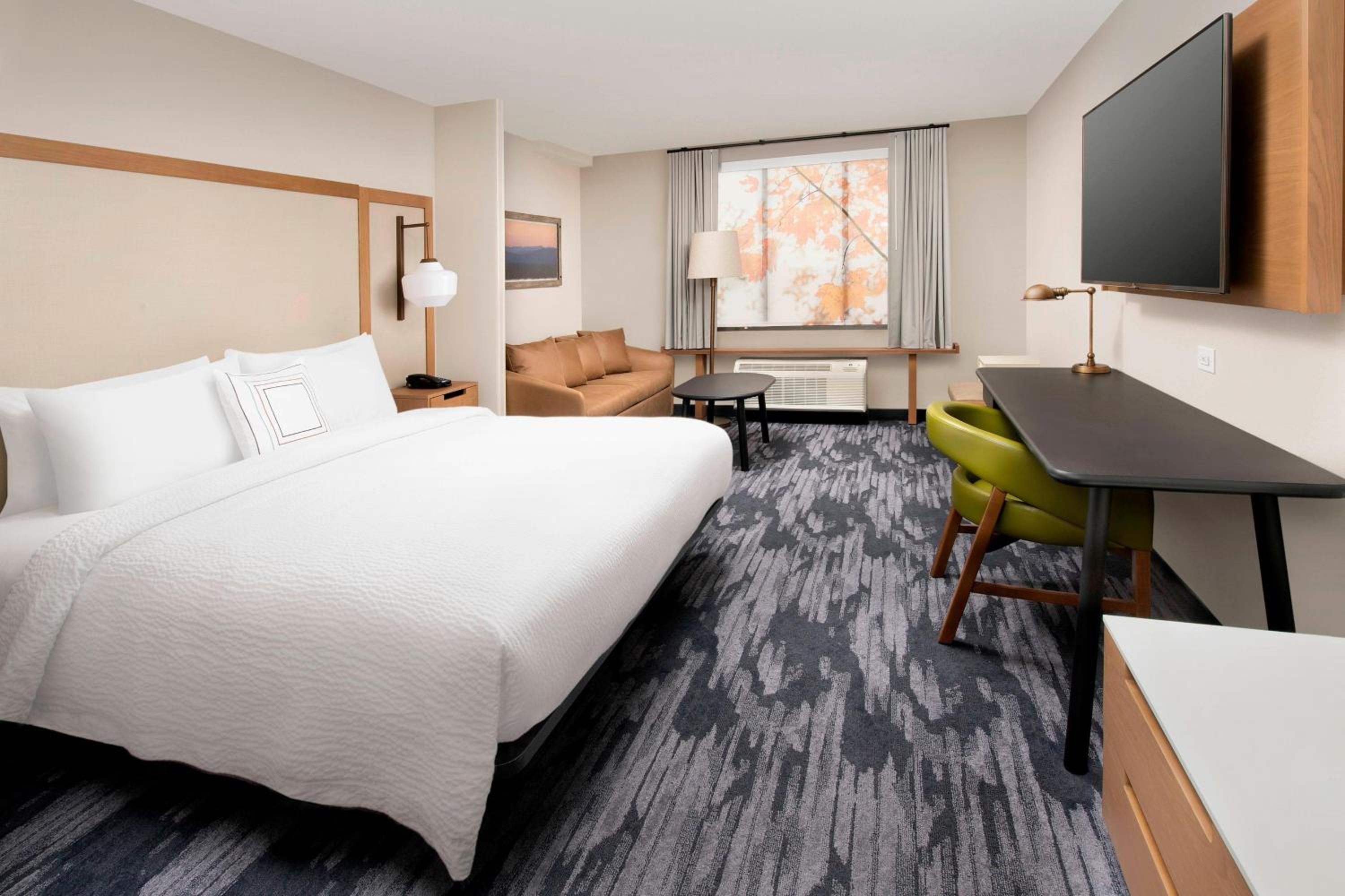 Suite, King Bed, Sofa, Bathtub, Accessible