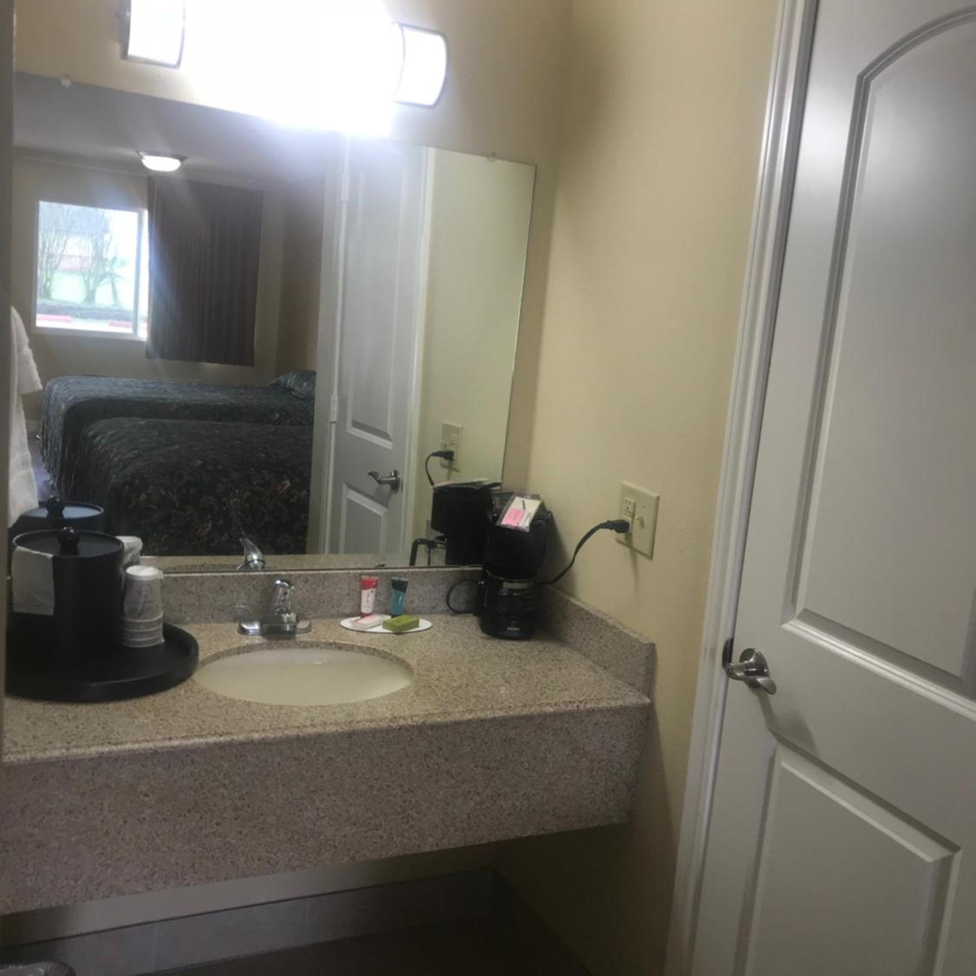 غرفة بسرير كوين، Navasota Inn 2/3