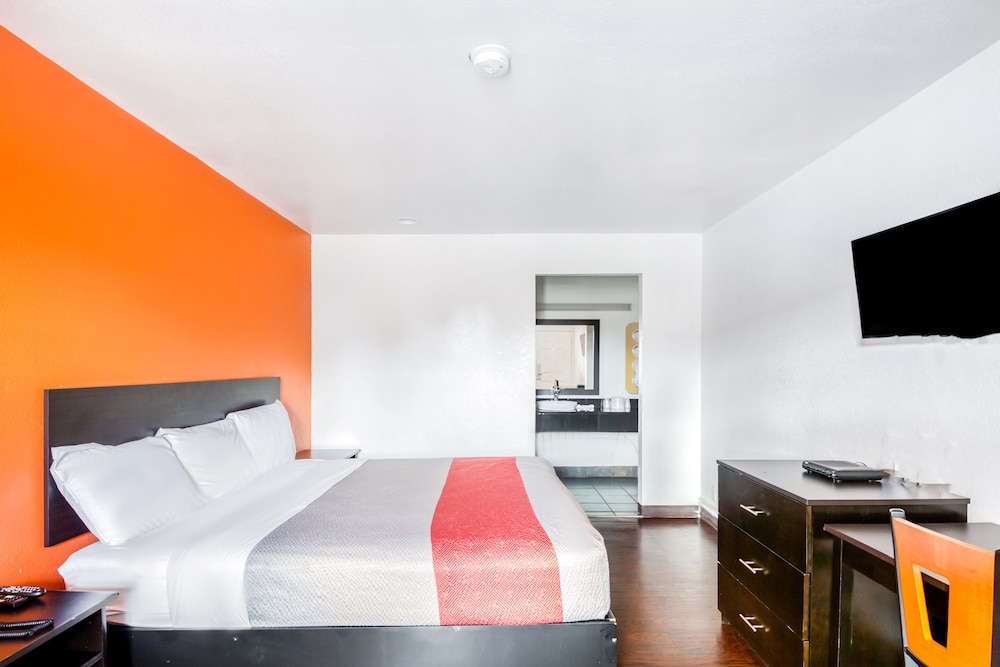 ROOM, KING BED