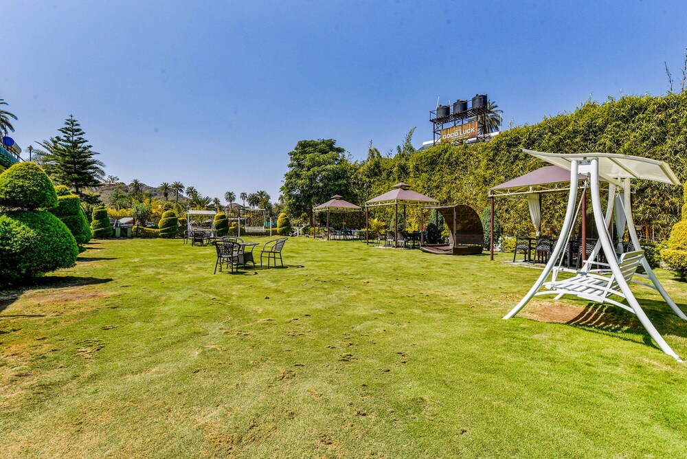 Royal Garden Retreat 11/25