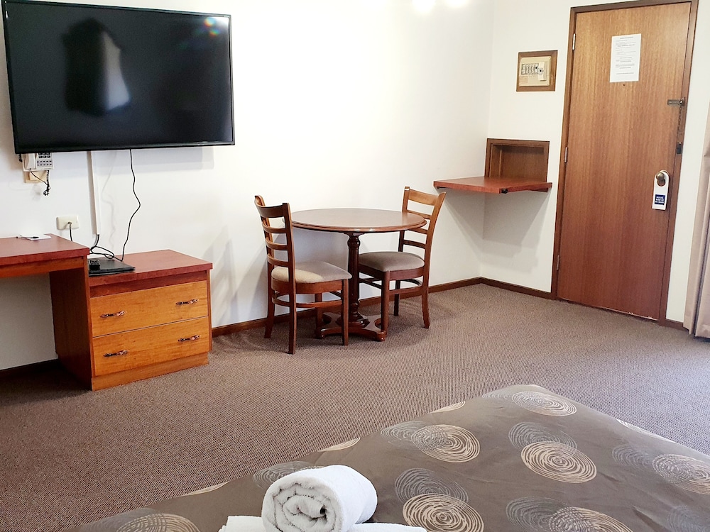 Golden Grain Motor Inn 43/54