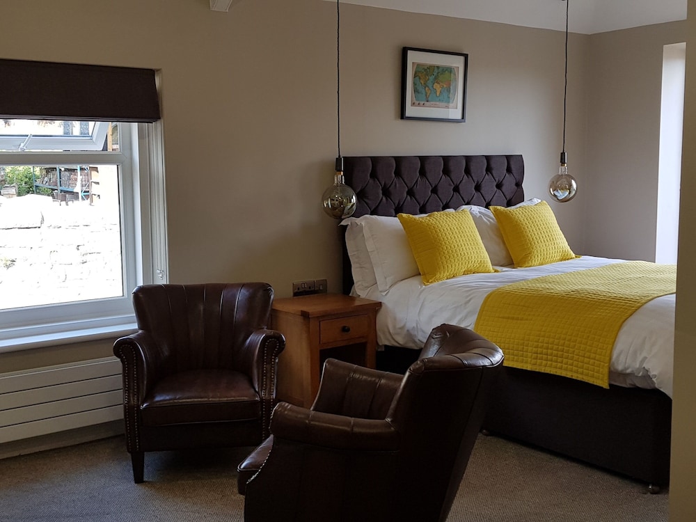 The Bowes Hotel 34/56