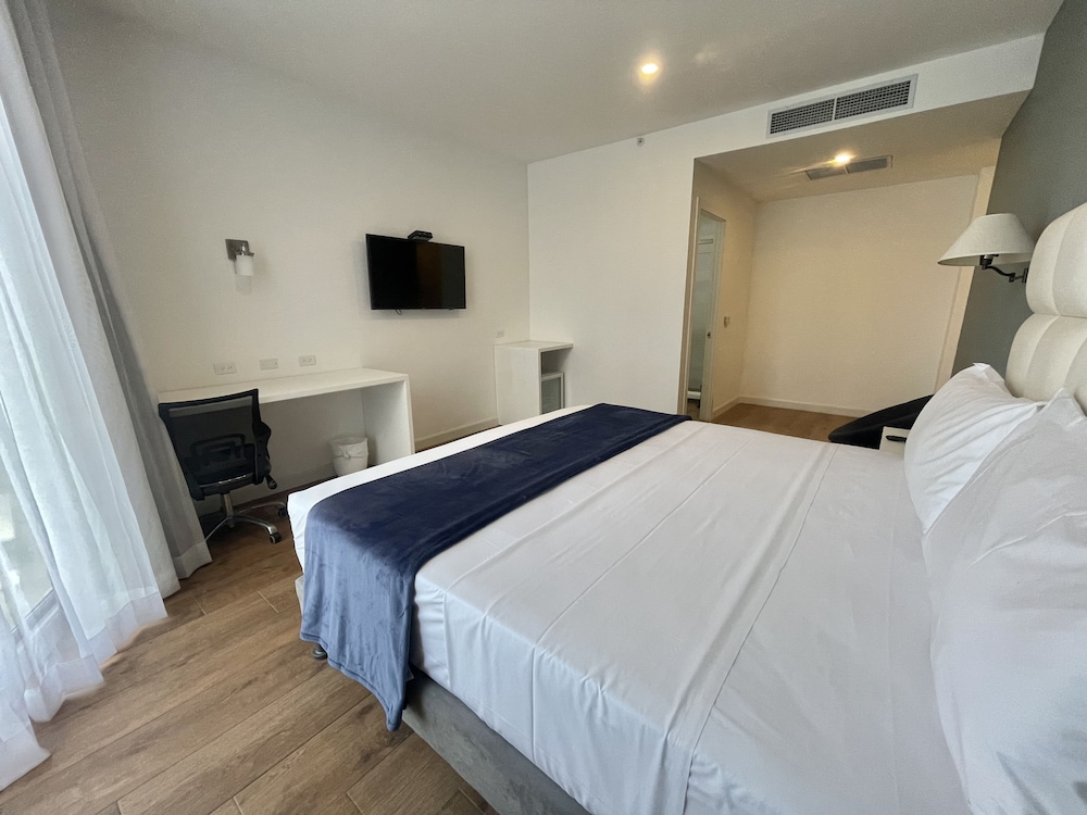 DELUXE, KING BED