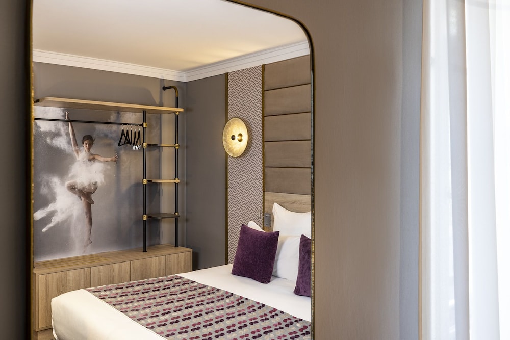 Hotel Nude Paris - Color Vision 15/81