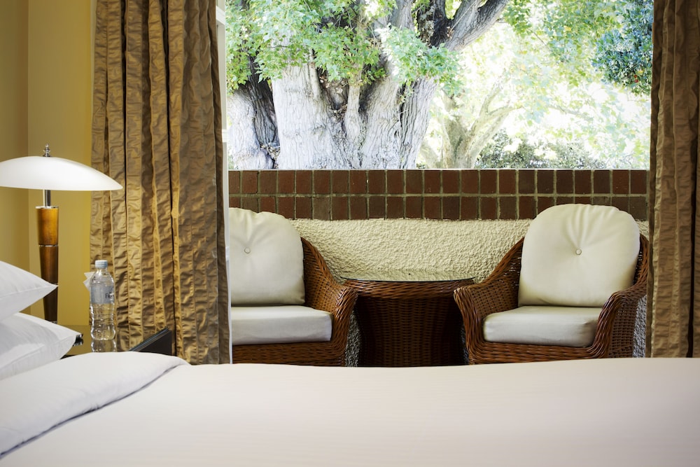 Hyatt Hotel Canberra 27/75
