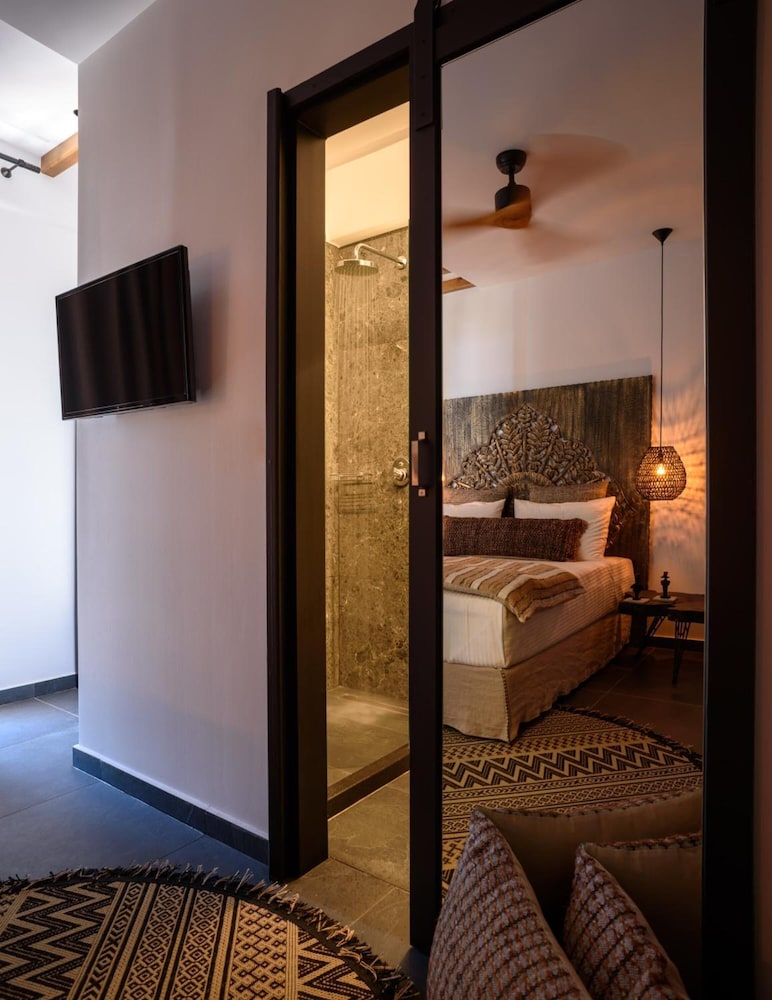 VRACHOS SUITES MYKONOS 33/75