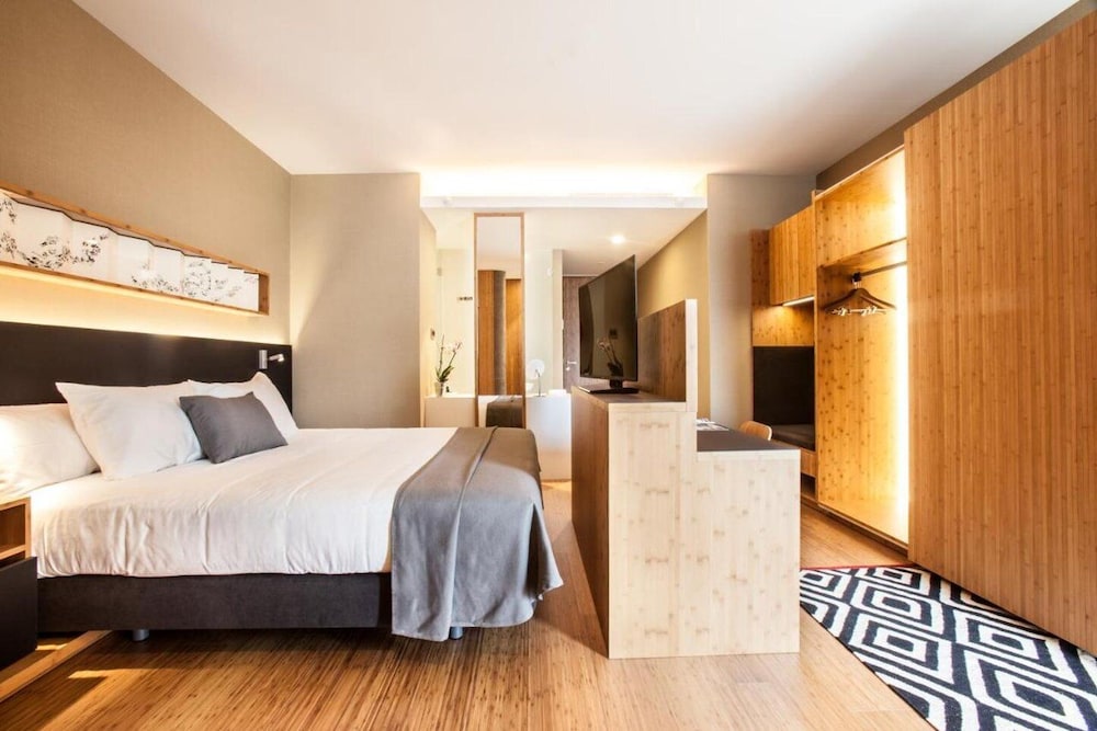 DELUXE, DOUBLE BED