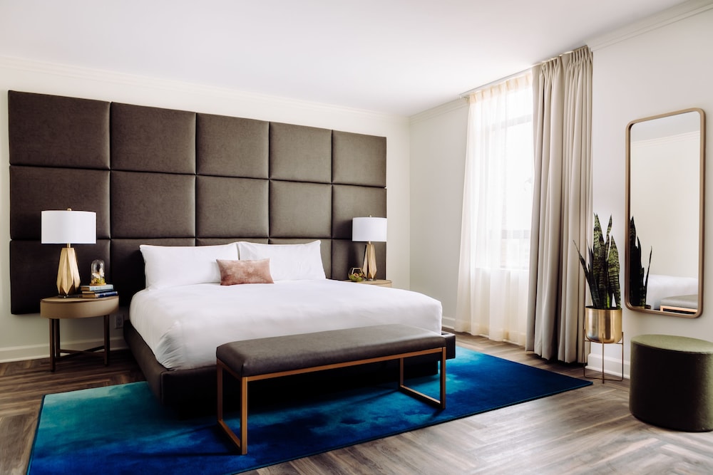 DELUXE, KING BED