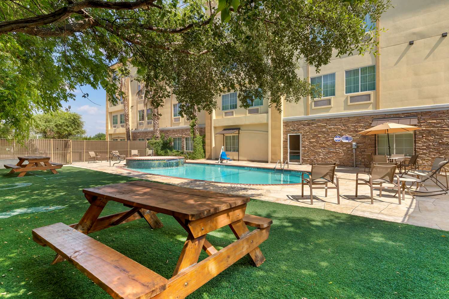 Comfort Inn & Suites Near Six Flags & Medical Center 35/36