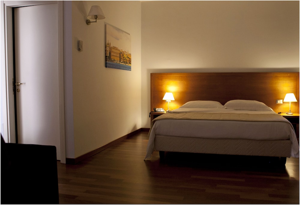 ROOM, SINGLE, DOUBLE BED