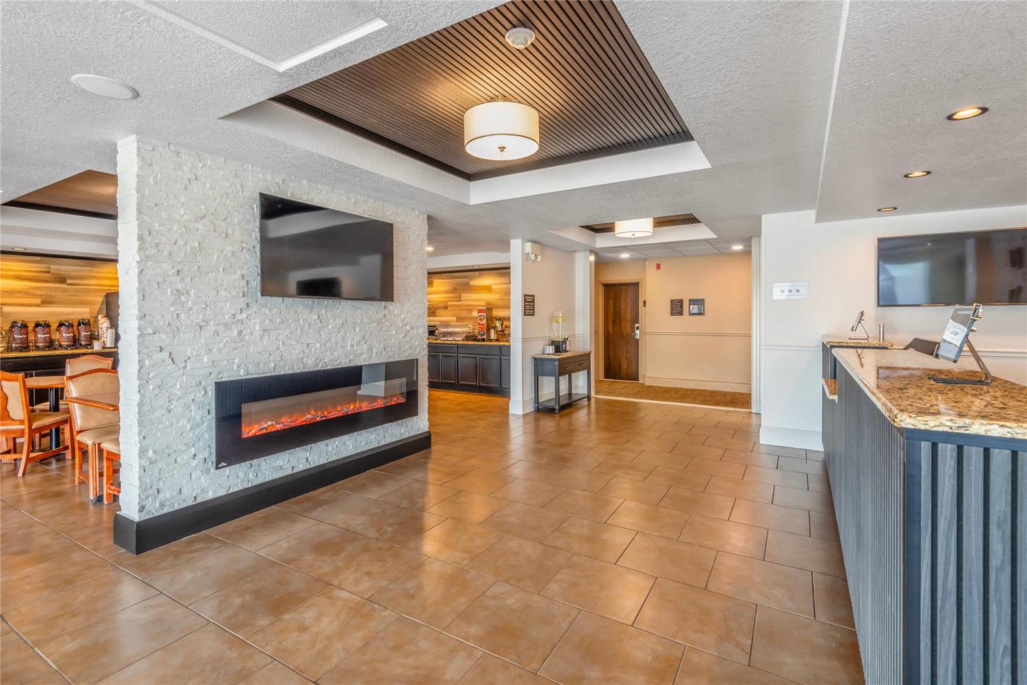 Comfort Inn & Suites Thousand Islands Harbour District 2/18