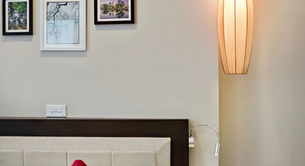 Golden Moon Suite Hotel 12/62