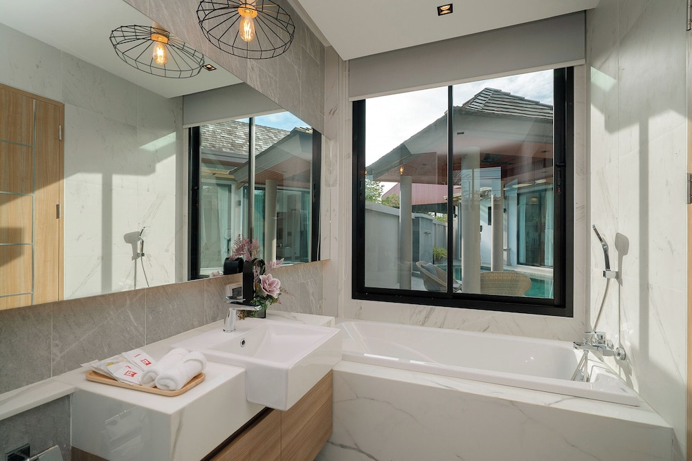 Pool, 5 Bedrooms, Central, Deluxe, Villa, 4 King Beds, 2 Queen Beds، Rawai Vip Villas Kids Park And Spa 9/10
