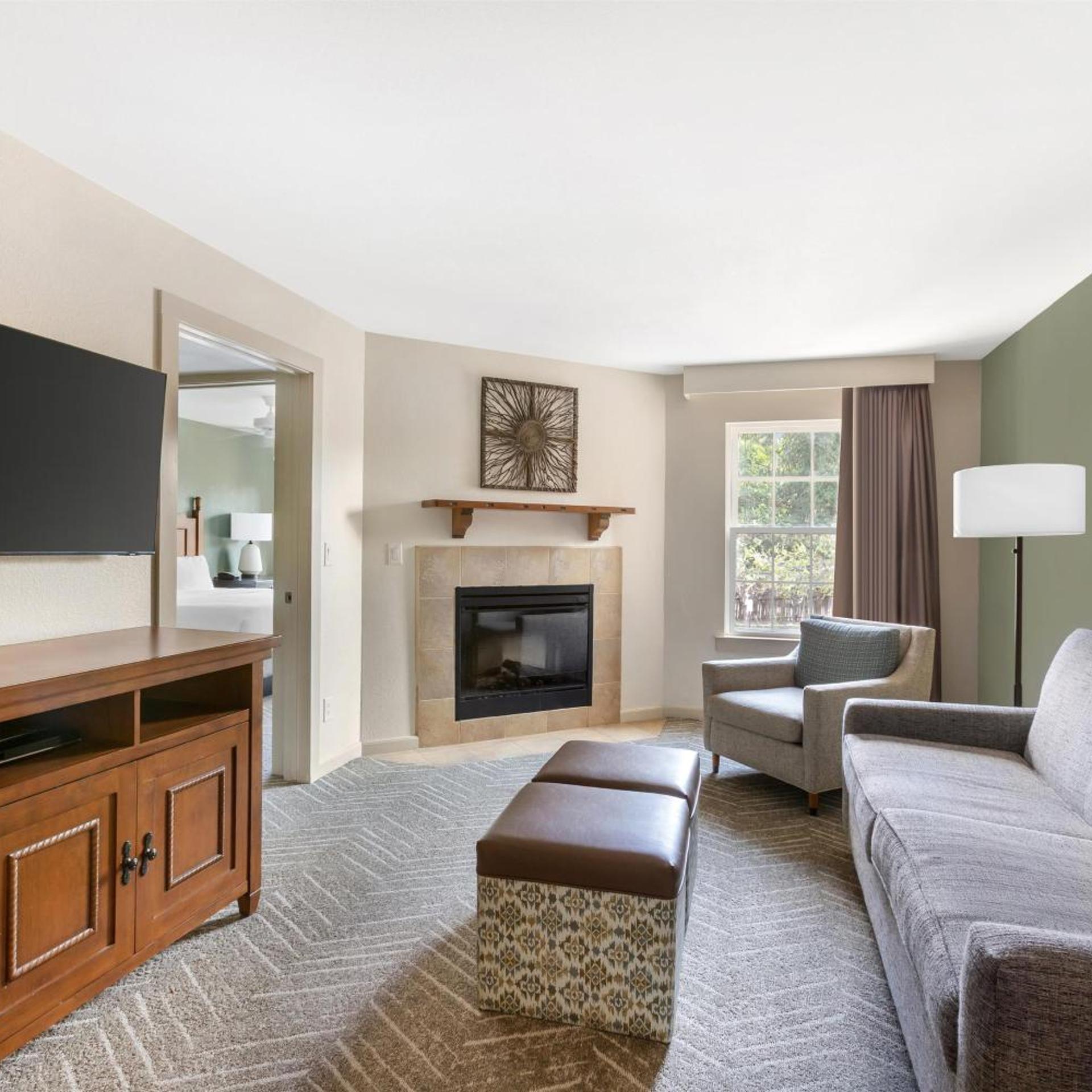 2 Bedrooms, Suite, King Bed 5/10