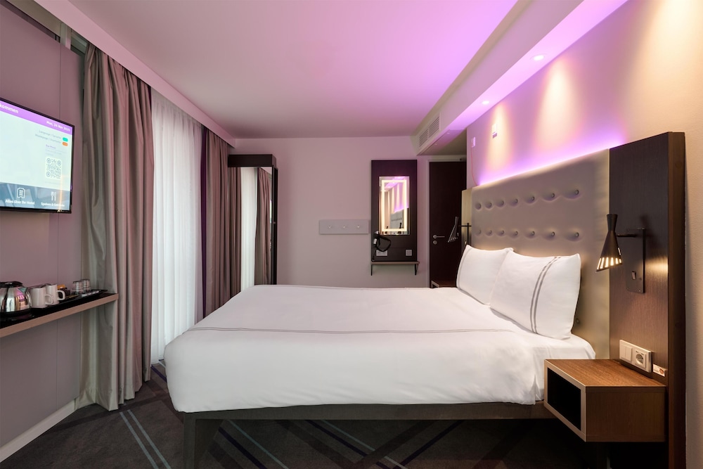 غرفة بسريرين منفصلين لذوي الإعاقة