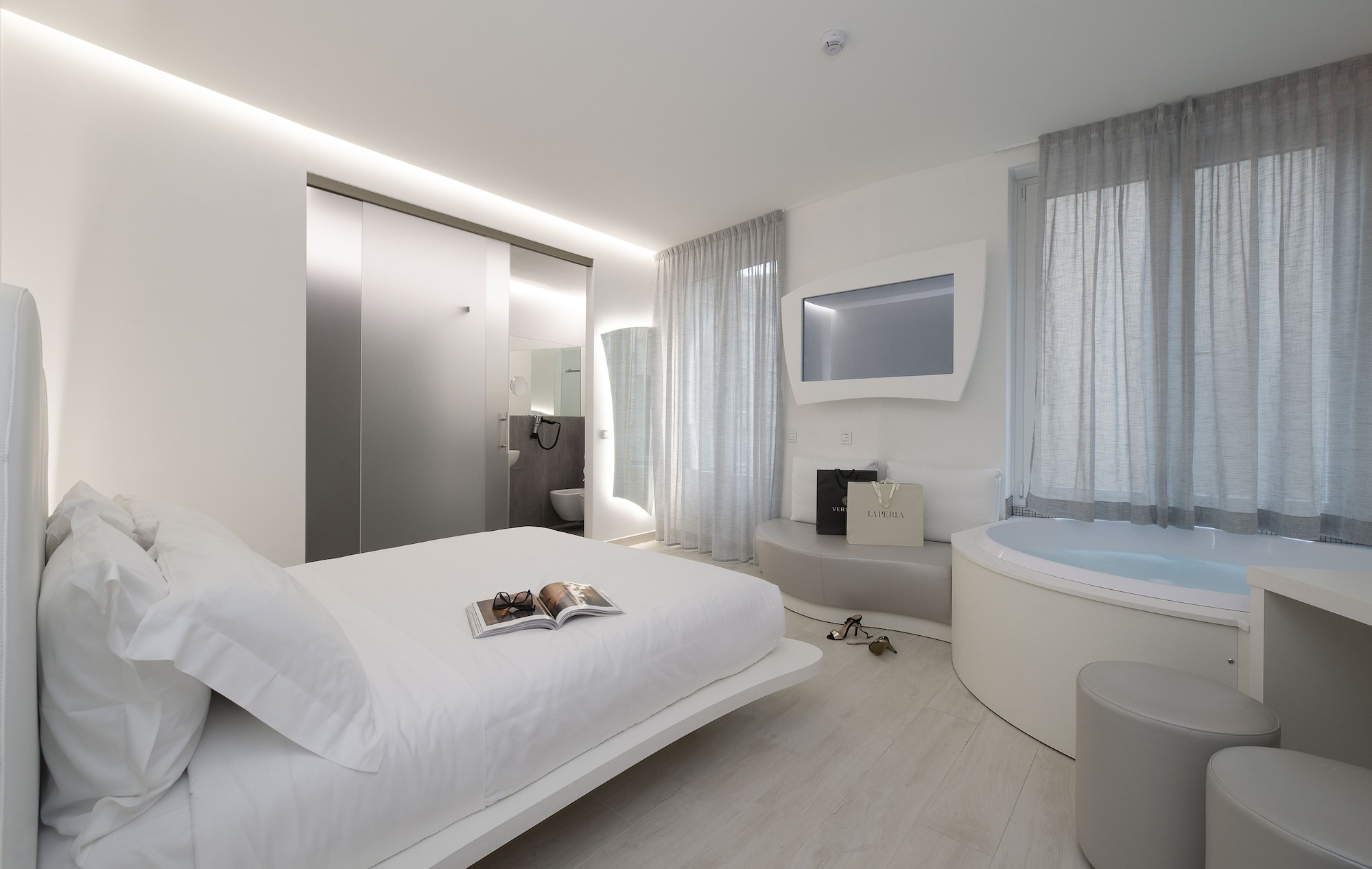 SUPERIOR, JETTED TUB