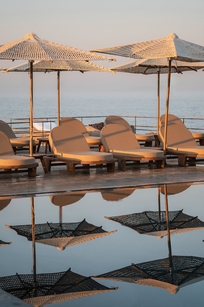 Colombo’s Beachfront 58/61
