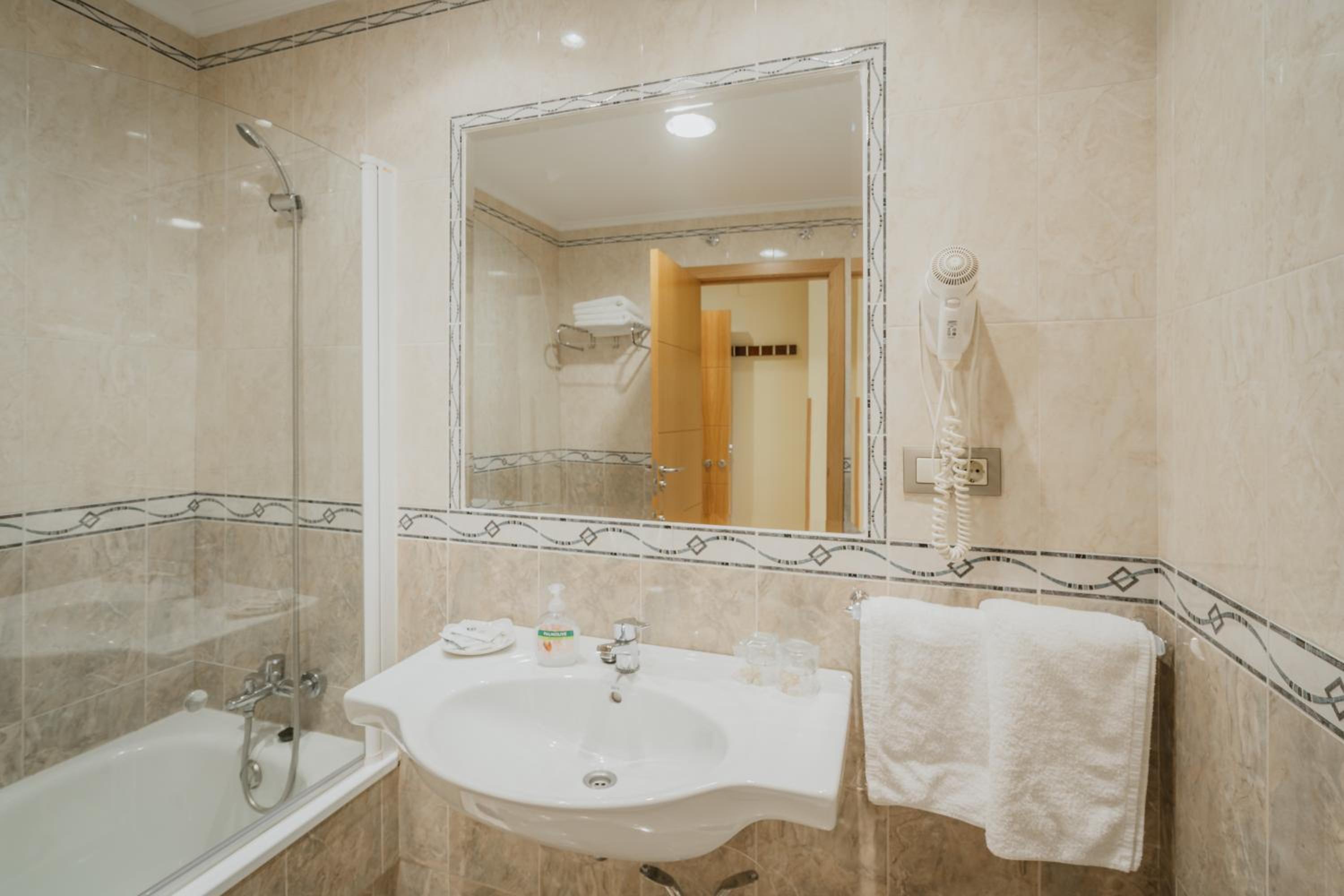 Hotel Reina Isabel 49/57