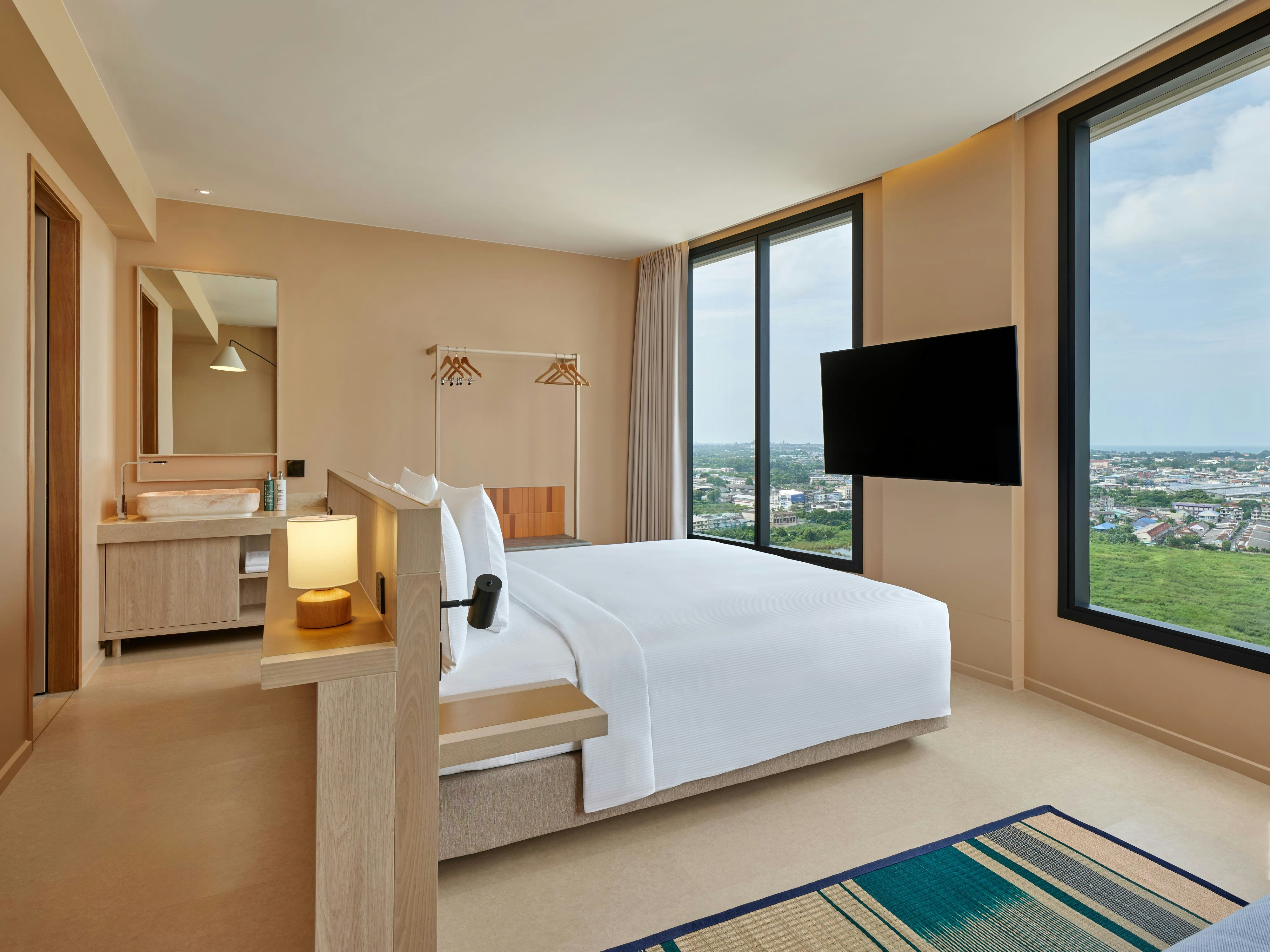 غرفة ركنية بسرير كينج، Hilton Garden Inn Rayong 2/3