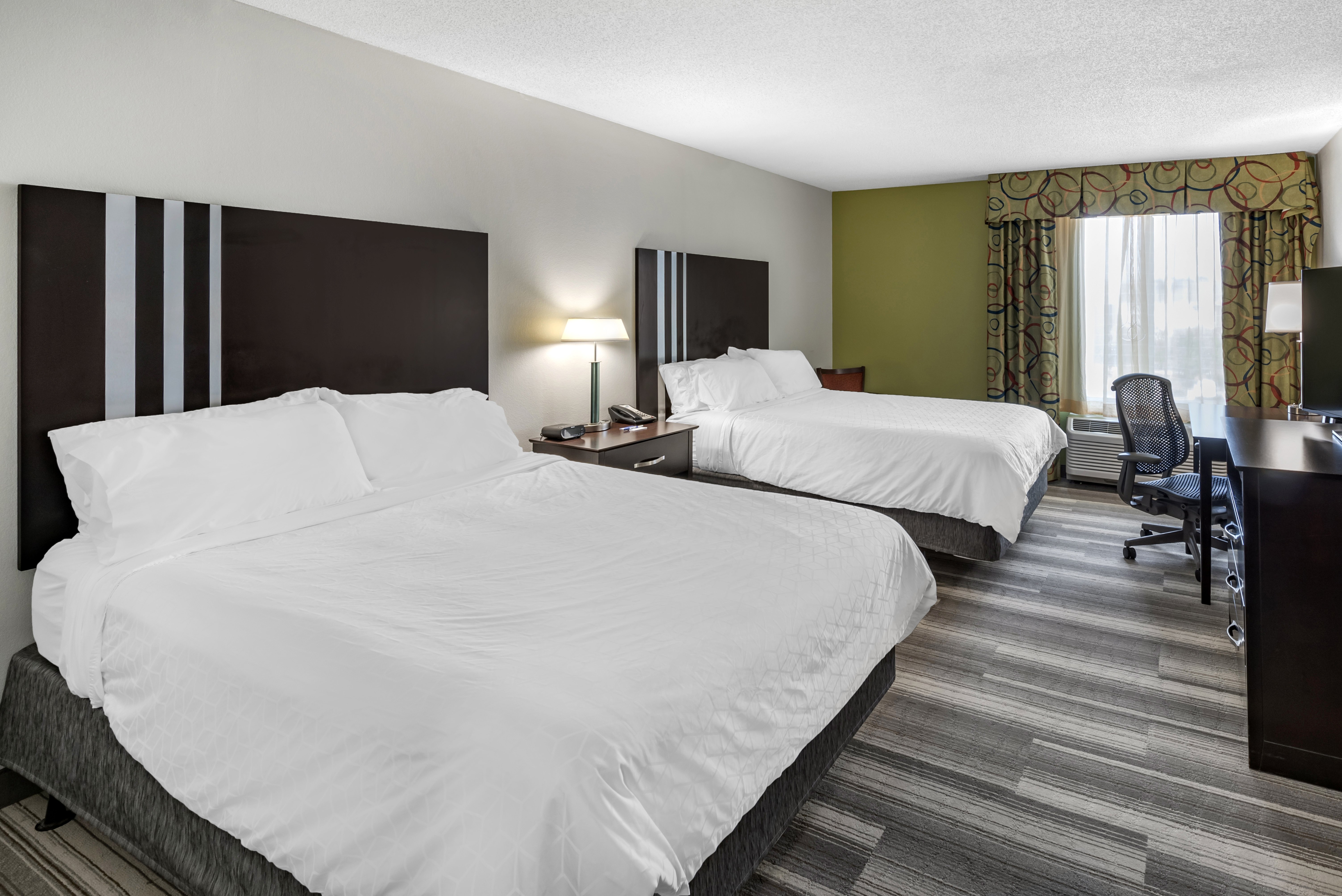 Holiday Inn Express Hotel & Suites Cincinnati-Blue Ash 34/72