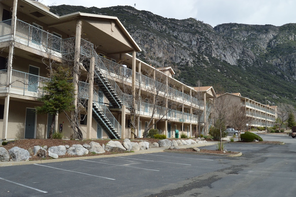Yosemite View Lodge 35/50