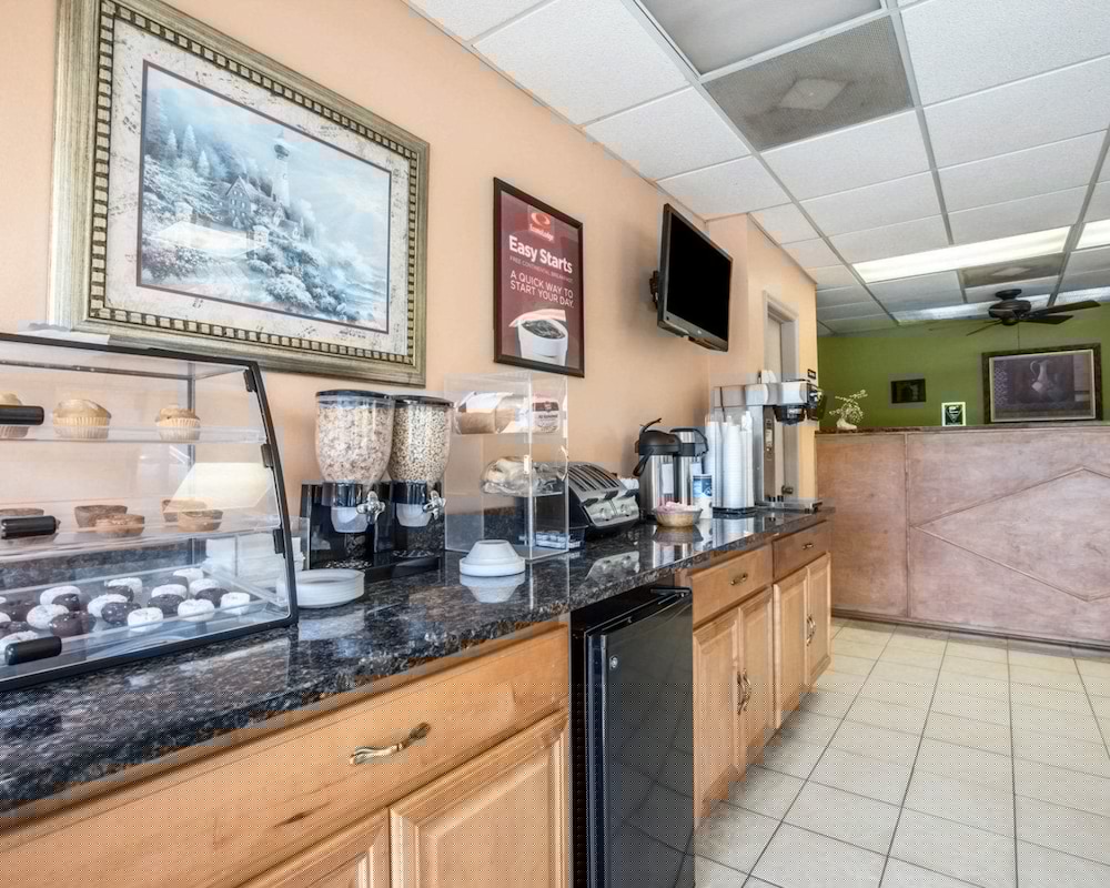 Econo Lodge Biltmore 25/27
