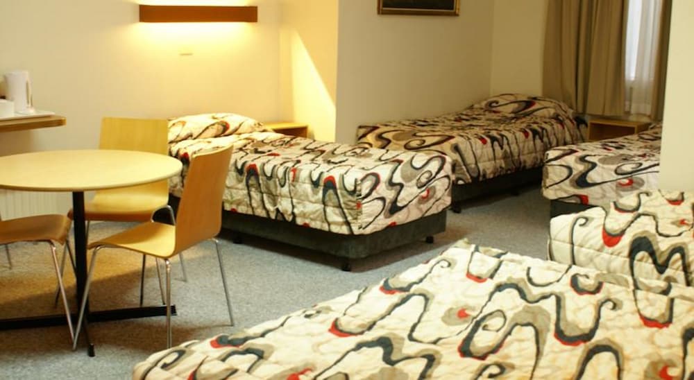 Country Lodge Motor Inn 26/50