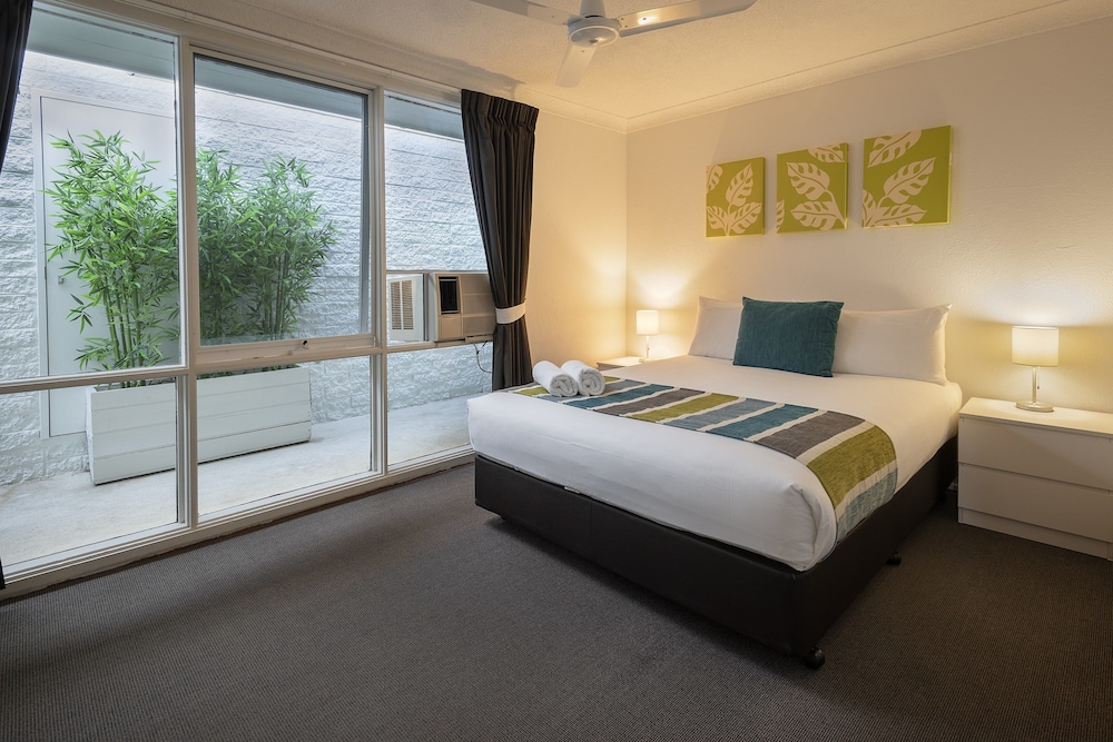 3 Bedrooms, Apartment, 1 Double and 4 Single Beds