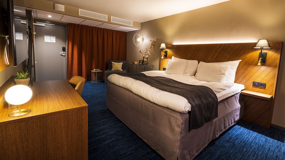 Compact, Double Bed, No Window