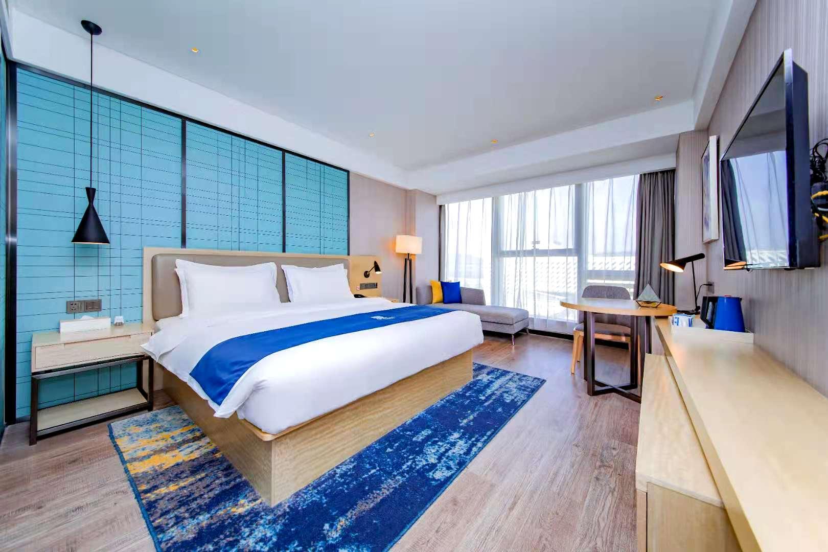 غرفة ديلوكس بسرير كينج، Echarm Hotel Xiantao Yuantai Weilaicheng 1/1
