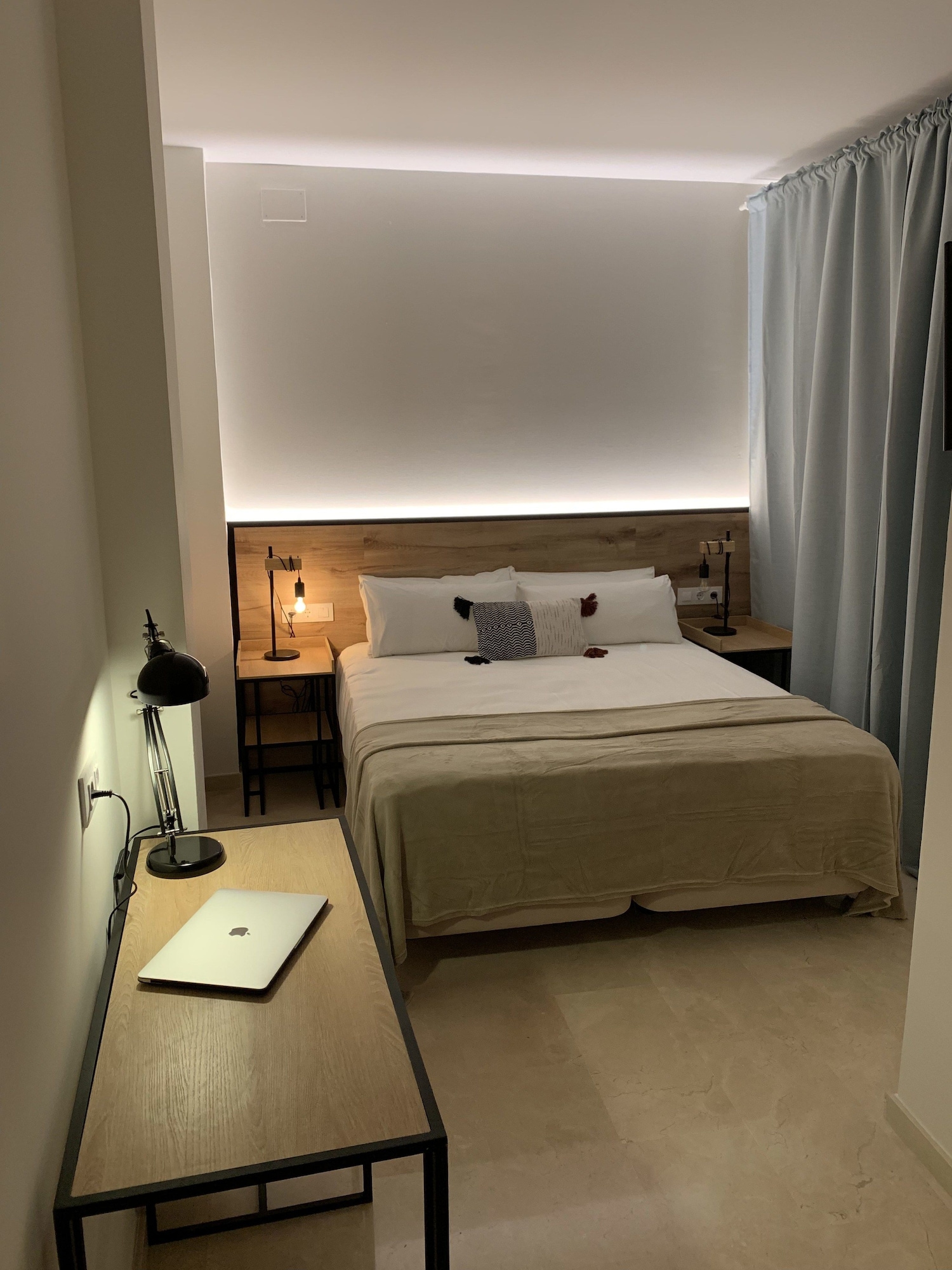 ROOM, DOUBLE OR TWIN BED
