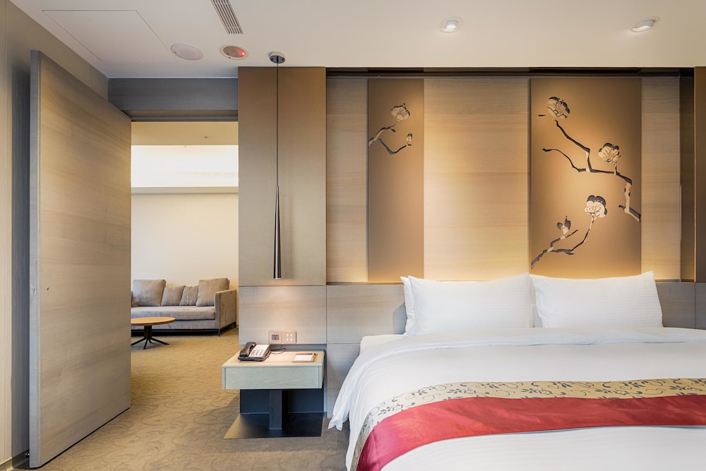 Tower, Deluxe, Suite, Double Bed, Bathtub