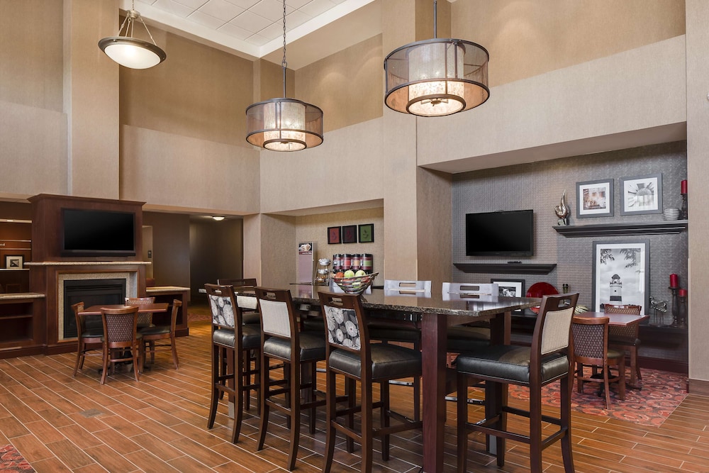 Hampton Inn & Suites West Bend 37/48