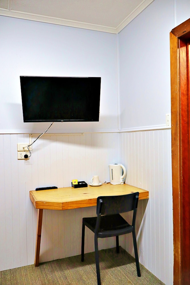 BRISBANE MANOR HOTEL 52/60