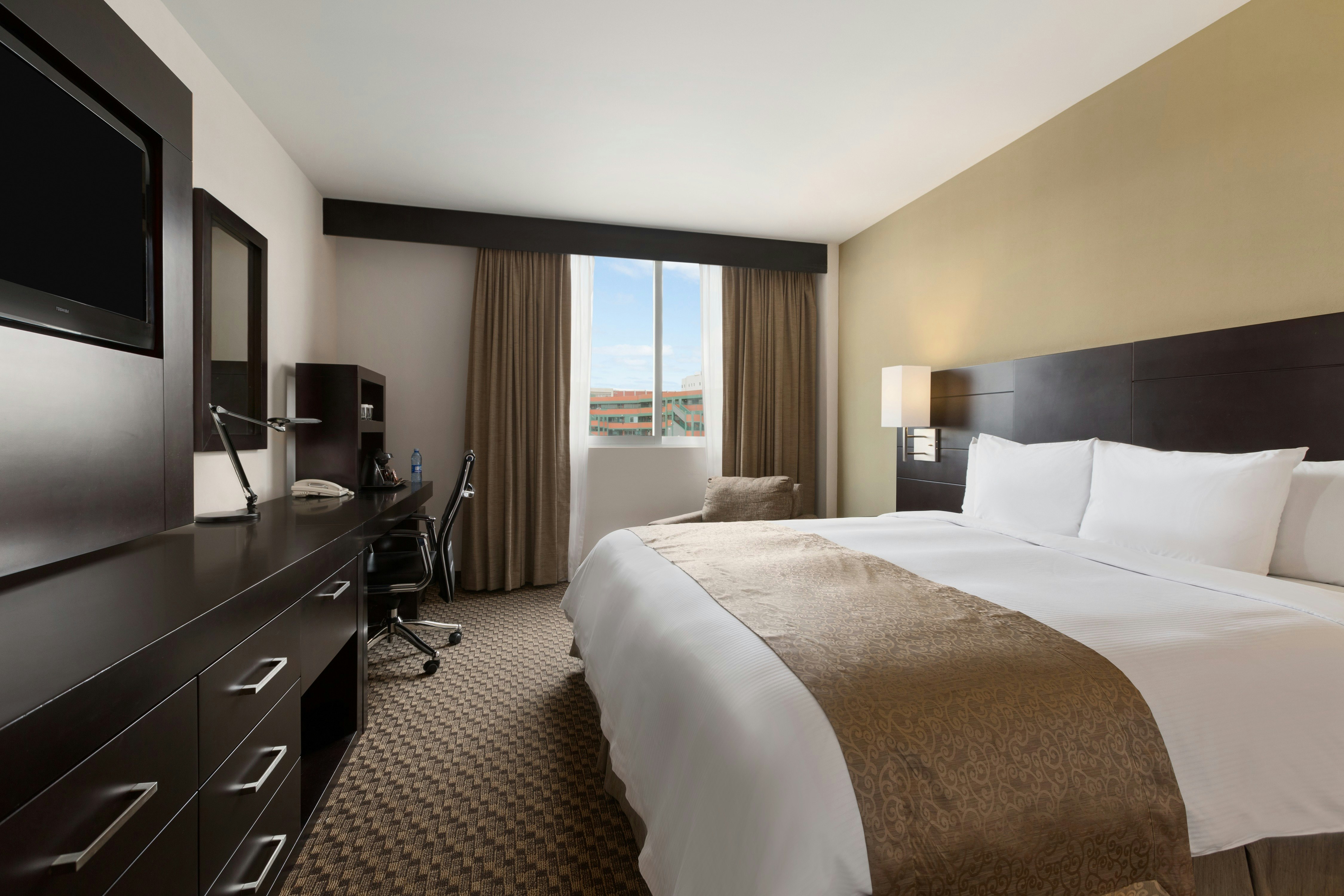ROOM, KING BED